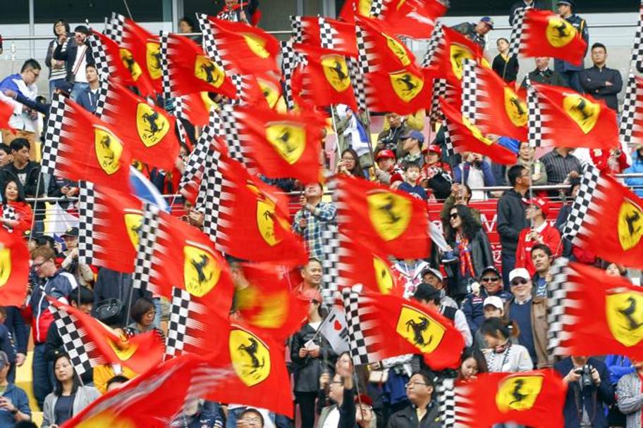 Quest&#39;anno i risultati stentano ad arrivare, ma la popolarit della Ferrari in Cina non  certo in calo, anzi. Centinaia di bandiere sventolano sul circuito di Shanghai. Epa
